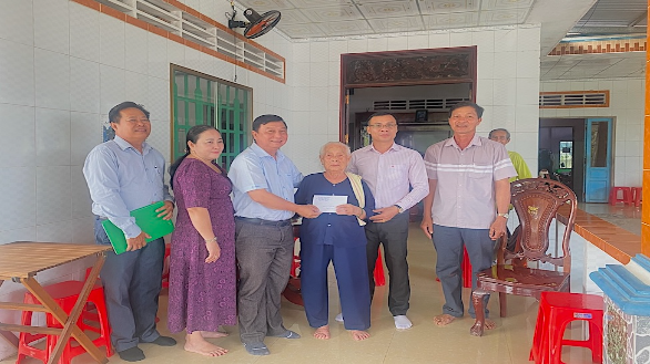 Lãnh đạo xã Tân Phước 3 thăm, chúc Tết gia đình chính sách