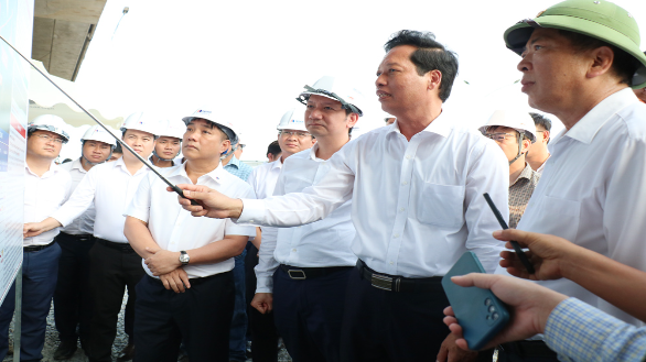 Bộ trưởng Bộ Xây dựng kiểm tra dự án cao tốc TPHCM - Trung Lương - Mỹ Thuận