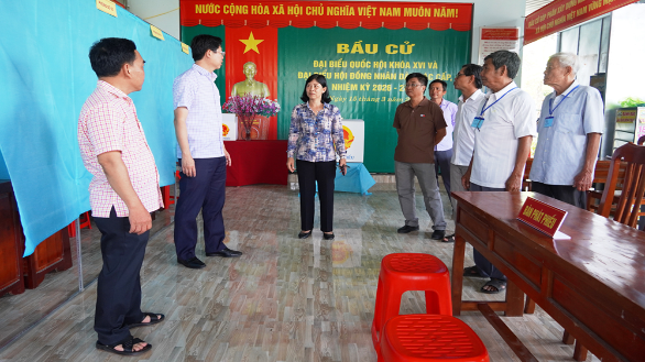 Ông Huỳnh Minh Tuấn kiểm tra công tác chuẩn bị cho ngày bầu cử 15/3