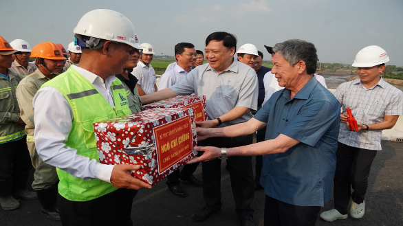 Lãnh đạo tỉnh Đồng Tháp thăm, tặng quà Tết công nhân thi công cao tốc
