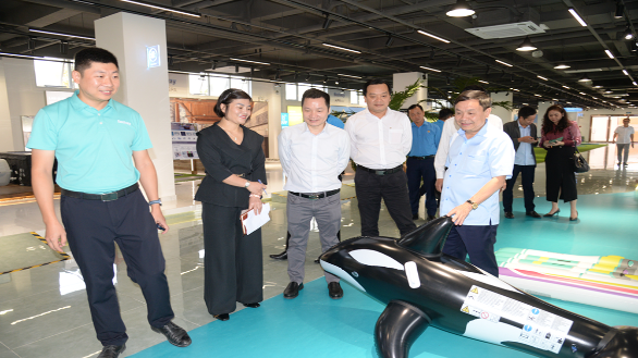 Đồng chí Phan Văn Thắng thăm các doanh nghiệp tại KCN Long Giang