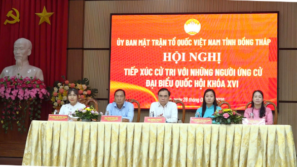 Những người ứng cử ĐBQH khóa XVI tiếp xúc cử tri tại phường Sa Đéc