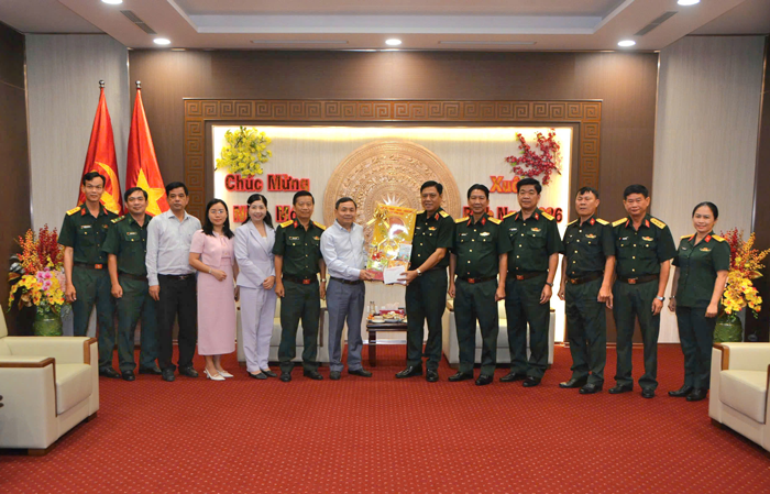 Đoàn công tác Tỉnh ủy Đồng Tháp chúc Tết Bộ Tư lệnh Quân khu 9