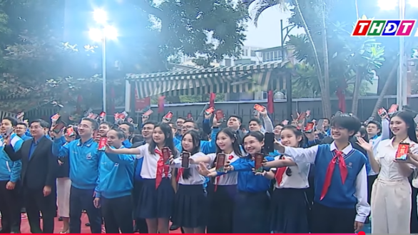 Tuổi trẻ cả nước đồng loạt chào cờ chào mừng Đại hội Đảng