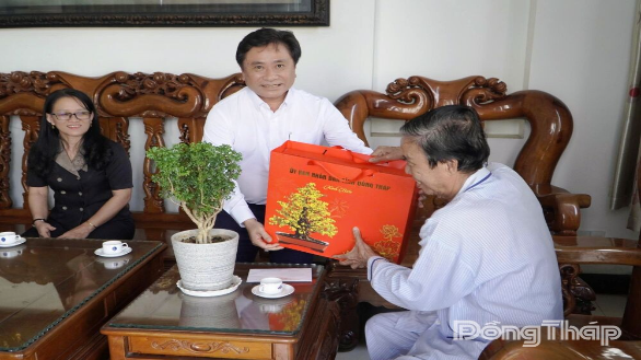 Đồng chí Trần Văn Dũng thăm, chúc tết cán bộ hưu trí tại xã Lấp Vò