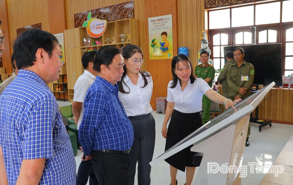 Phó Chủ tịch Quốc hội thăm Trung tâm Hành chính công xã Mỹ Thọ