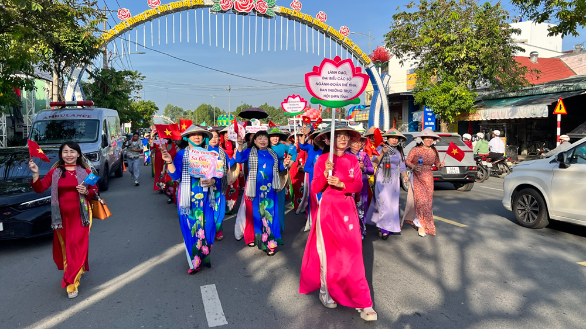 Hơn 2.000 phụ nữ Đồng Tháp diễu hành áo dài hoa tại Sa Đéc