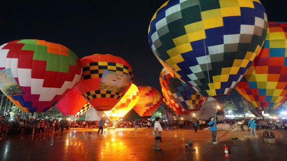Mãn nhãn với màn trình diễn hoa đăng khinh khí cầu chào năm mới 2026