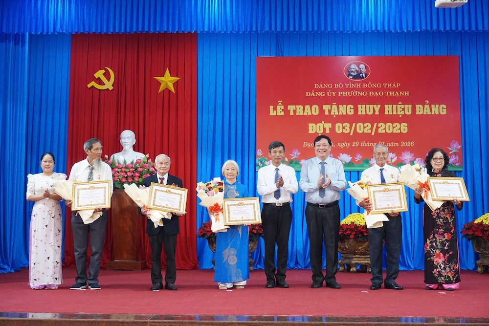 Lãnh đạo tỉnh trao Huy hiệu Đảng cho đảng viên phường Đạo Thạnh