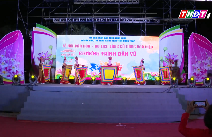 Sôi động chương trình dân vũ trong đêm lễ hội Làng cổ Đông Hòa Hiệp