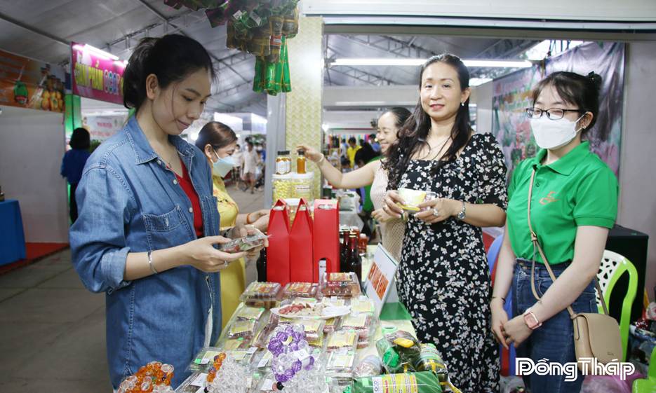Tỉnh Đồng Tháp luôn chú trọng hỗ trợ các sản phẩm công nghiệp nông thôn tiêu biểu tham gia các chương trình xúc tiến thương mại.