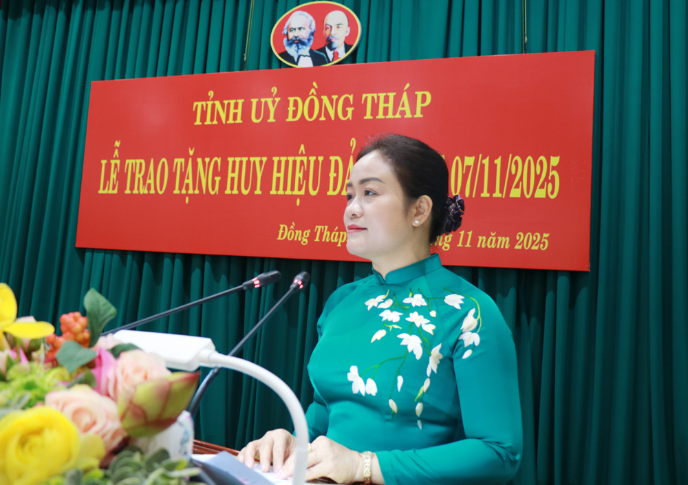 Đồng Tháp: 616 đảng viên được tặng, truy tặng Huy hiệu Đảng đợt 07/11