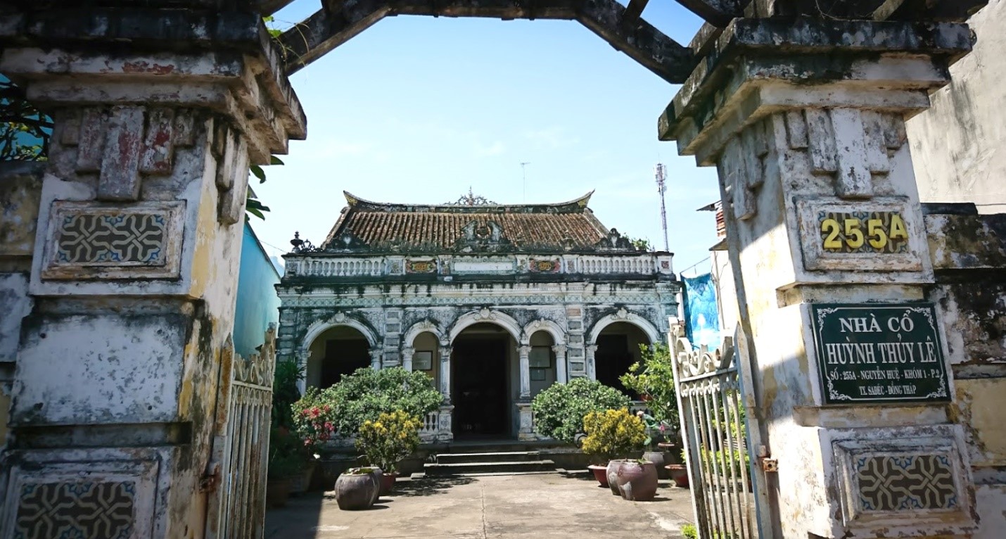ANCIENT HOUSE OF HUYNH THUY LE