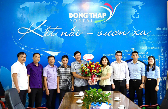 Lãnh đạo thành phố Cao Lãnh chúc mừng 21/6 Cổng TTĐT Đồng Tháp