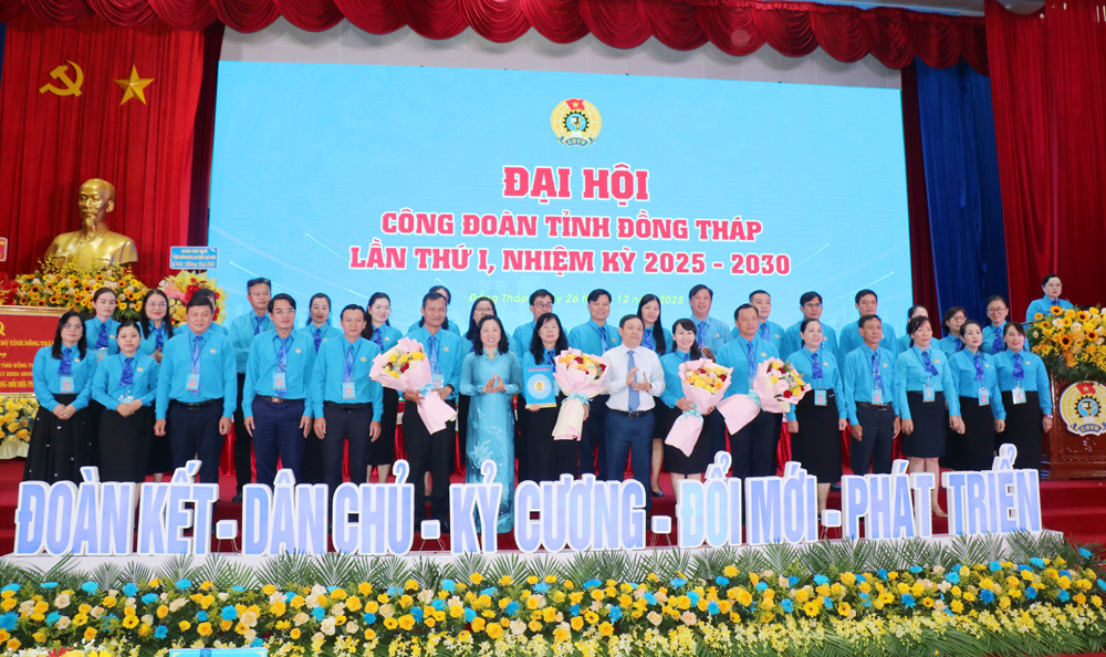 Bà Huỳnh Thị Tuyết Vui - Chủ tịch Liên đoàn Lao động tỉnh Đồng Tháp khóa I