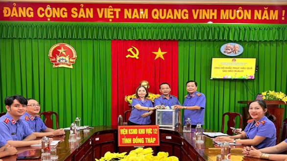 Viện kiểm sát vùng biên Đồng Tháp ủng hộ đồng bào khắc phục hậu quả sau bão Bualoi
