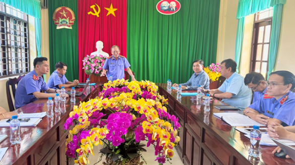 Chi bộ VKSND Khu vực 10 tổ chức sinh hoạt chi bộ tháng 10 năm 2025 và sinh hoạt chuyên đề về ứng dụng công nghệ thông tin trong công tác kiểm sát