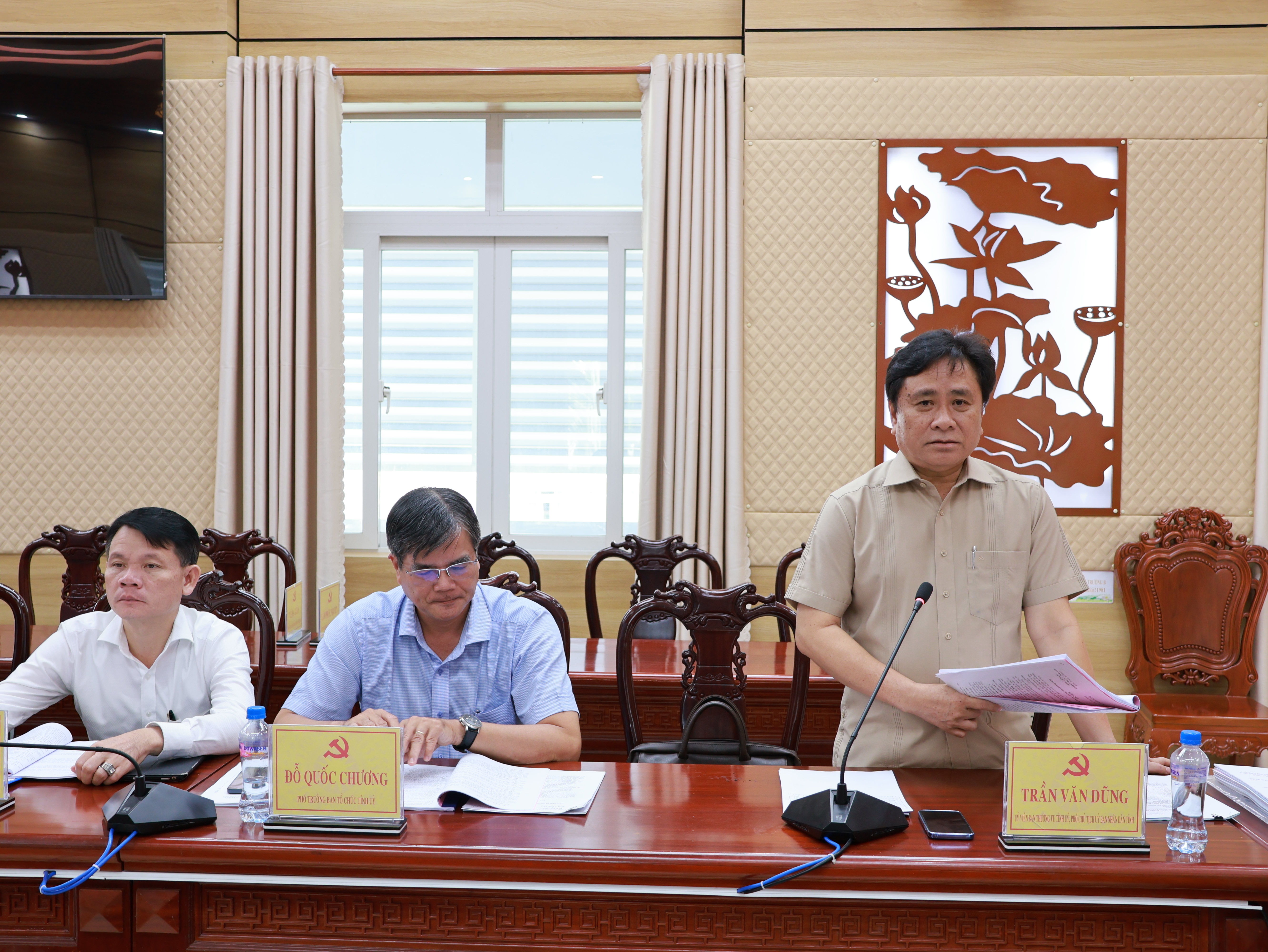 Phó Chủ tịch Ủy ban nhân dân tỉnh Trần Văn Dũng góp ý đối với văn kiện Đại hội Đảng bộ xã Tháp Mười