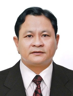 Ảnh có chứa người, Mặt người, trang phục, cà vạtNội dung do AI tạo ra có thể không chính xác.