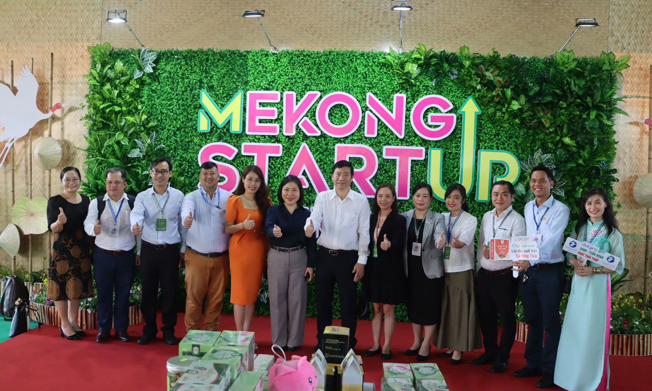 Đại biểu chụp hình lưu niệm với Chủ tịch UBND Tỉnh Phạm Thiện Nghĩa