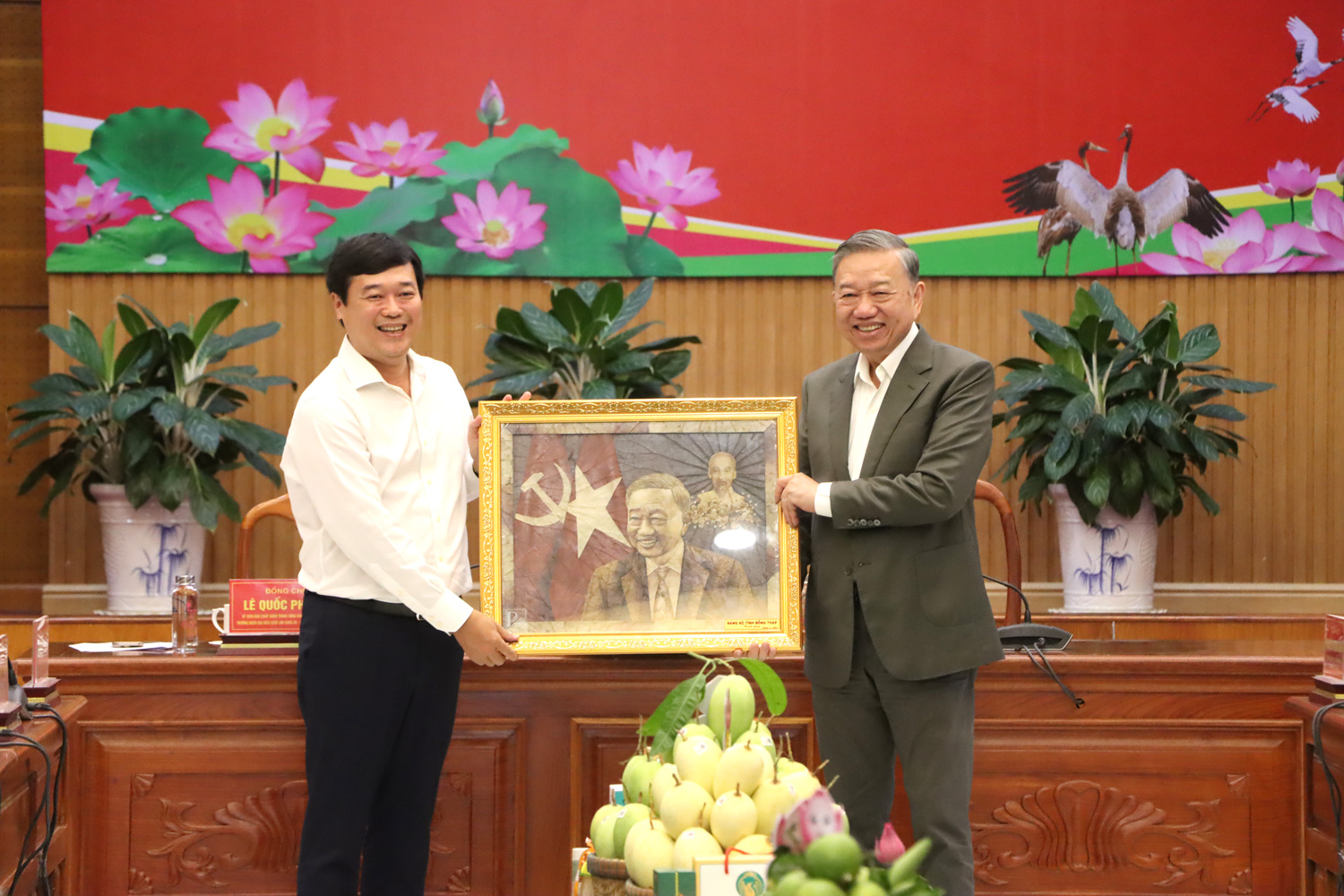 Thay mặt Đảng bộ tỉnh Đồng Tháp, Bí thư Tỉnh ủy Lê Quốc Phong tặng đồng chí Tổng Bí thư Tô Lâm bức tranh làm từ sản phẩm lá sen khô của quê hương Đồng Tháp