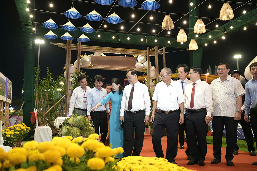 Lãnh đạo tỉnh tham quan Đường hoa