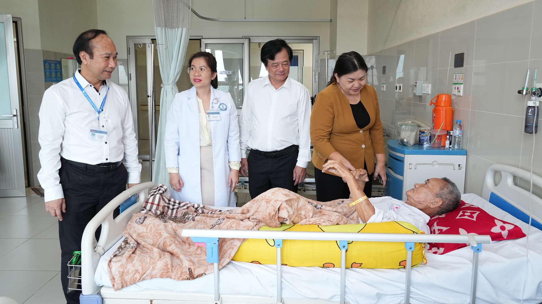 Dược sĩ Lâm Thị Ngọc Kim(bìa phải) cùng Ban Giám đốc bệnh viện thăm hỏi sức khỏe bệnh nhân tại Khoa Ngoại thần kinh